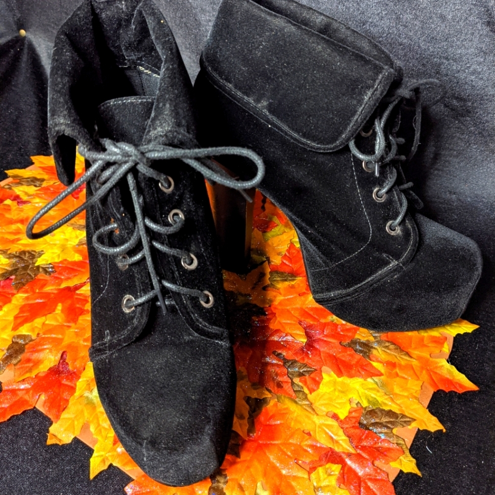 Black Velvet Platform Booties Size 9 Seriously Comfortable!